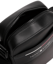 Carica l&#39;immagine nel visualizzatore di Gallery, Tommy Hilfiger Borsa reporter Signature con tracolla Black - STANGA Pelletteria
