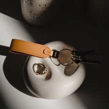 Carica l&#39;immagine nel visualizzatore di Gallery, Orbitkey Portachiavi Ad Anello in Pelle Orange - STANGA Pelletteria
